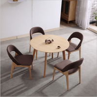 Table ronde en bois massif avec 4 chaises, design élégant