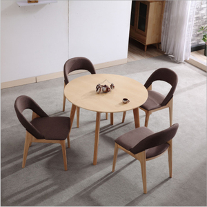 Table ronde en bois massif avec 4 chaises, design élégant - Product Image 2