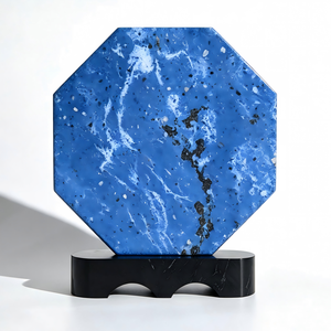 Medaglia d'Onore Ottagonale Ecologica con Texture Marmo Blu, Base Nera Ondulata con Incisione a <span class=keywords><strong>Ombra</strong></span>, Logo Personalizzato, Premio Aziendale di Riconoscimento - Product Image 4