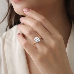 Anello Nuziale Intrecciato a Rosa Traforata per Donne, Gioiello da Dito Elegante e di Lusso - Product Image 2