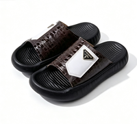 Sandales d'été pour hommes en cuir PU texture crocodile, avec logo triangulaire blanc, semelle épaisse en EVA antidérapante, pour la douche et la plage