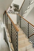 Escalier droit moderne en pierre 2026 avec rampe en verre et marches en marbre pour villa intérieure