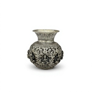 Kalash Ashtalakshmi à motifs floraux sculptés avec précision - Product Image 1