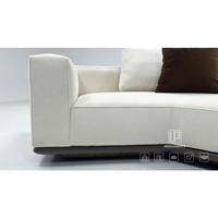 Sofa Tiga Dudukan Berbentuk Horizon Minimalis Italia dengan Kain Pelapis, Meja Samping Kayu Solid untuk Sudut Ruangan Besar