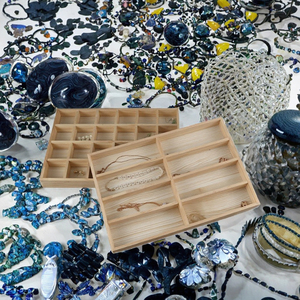 Plateau de présentation et organisateur de bijoux rectangulaire en bois massif haut de gamme pour les bijouteries - Product Image 3