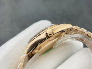 Boîtier central intégré, fond à visser et couronne pour le remontage. Montre mécanique haut de gamme pour homme - Product Image 2