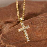 KAMMY Bijoux tendance en zirconium cubique catholicisme Cadeaux Femmes Hommes Plaqué or Chaîne en acier inoxydable avec pendentif croix