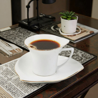 Ensemble de soucoupes tasses arabes utilisées comme tasses à thé et à café avec et sans poignée en céramique tasse à la main sous-verre
