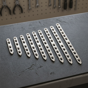 ORTHOCORE Placas de Compresión con Bloqueo de 2.4mm, LCP, Acero Inoxidable, Rectas, Implante Ortopédico Veterinario para Perros y Cabras - Product Image 3