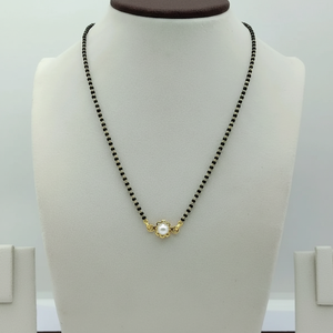 Collar Mangalsutra Tradicional Negro con Cuentas de 22K y Colgante de Perla Floral Dorada para Uso Diario y Ocasiones Especiales - Product Image 1