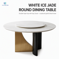 Table à manger ronde en marbre blanc Luca |   Plateau tournant translucide Ice Jade, base en métal doré et noir, motif nuage crème, luxe