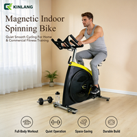 Selbstgenerierendes Standfahrrad mit 150 kg maximaler Belastbarkeit, 13 kg Schwungrad und magnetischem Widerstand für Zuhause und gewerbliche Fitnessräume