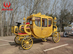 Chariot de luxe de style Cendrillon pour événements, avec accents dorés et sièges confortables - Product Image 6