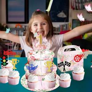Décorations de cupcakes sur le thème des voitures de course : feux de circulation, roues, trophées, drapeaux, casques, pics à cupcakes pour fête d'anniversaire de garçon sur le thème de la course - Product Image 5