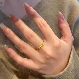 Anillo <span class=keywords><strong>de</strong></span> latón con diseño <span class=keywords><strong>de</strong></span> moneda para mujer, <span class=keywords><strong>el</strong></span> mismo estilo popular en Xiaohongshu (<span class=keywords><strong>Libro</strong></span> Rojo Pequeño), es un nuevo diseño 2025 con <span class=keywords><strong>cinco</strong></span> elementos. - Product Image 4