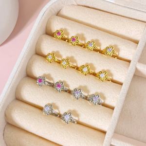 Pendientes Coreanos Chapados en Oro de 18K con Circonita Cúbica, Pendientes Huggie con Diseño de Flor para Mujer - Product Image 4