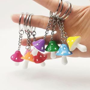 Porte-clés 3D en résine motif champignon de dessin animé à prix abordable, breloque pour sac ou voiture, pendentif champignon pour cadeaux promotionnels - Product Image 1