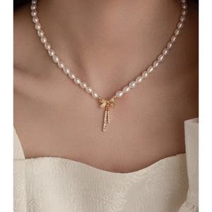 Collier pendentif rétro français pour jeunes femmes, nœud délicat avec perle de millet naturelle, nouveau design de chaîne de clavicule - Product Image 2
