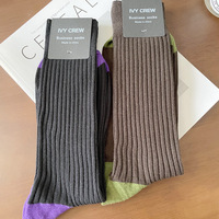Gerippte Baumwoll-Herrensocken für Formelle Anlässe mit Kontrastfarbener Lila Spitze, Handgenähter Naht, Atmungsaktiv, Wadenlang, Elegante Business-Anzugsocken