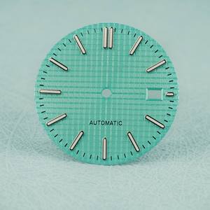 Cadran modifié avec des rayures argentées et un effet lumineux vert, accessoire de montre. Cadran NH35. 31,8 mm de diamètre. Fabriqué en acier inoxydable - Product Image 4