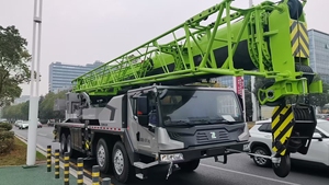 Grue hydraulique mobile 2107 <span class=keywords><strong>KN</strong></span>.m ZTC550H5 55 tonnes, grue de chantier avec une forte capacité de levage et une grande stabilité - Product Image 2