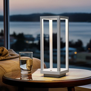 Lampe de table à LED à intensité variable alimentée par piles, design farmhouse décoratif pour bar, restaurant, chambre à coucher, ambiance lumineuse - Product Image 1
