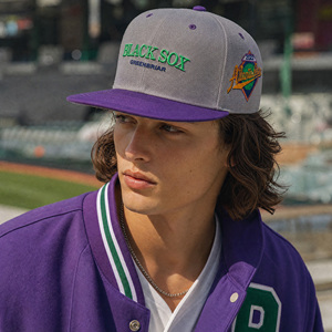Gorra Deportiva Personalizada con Logotipo, Unisex, Ajustable, Gris y Morado, Bordado 3D, Parche Lateral del Equipo, Visera Plana, 6 Paneles, Modelo Común Cuatro - Product Image 3