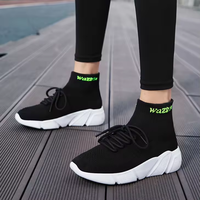 Mode décontracté haut respirant maille chaussures pour hommes en gros léger respirant baskets hommes et femmes mi-haut chaussette chaussures
