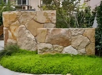 Mur en pierre empilée moderne avec finition de surface antique, écologique et sûr pour les façades de bâtiments extérieurs