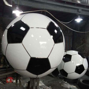 Décoration de jardin extérieure, statue de football géante en fibre de verre, sculpture de football en résine personnalisée - Product Image 1
