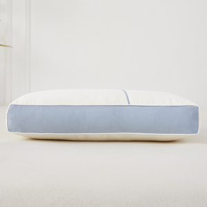 Oreiller ergonomique 3 zones SUPER bleu-blanc à blocs de couleur, avec maille rafraîchissante et matelassage 3D, adapté aux dormeurs sur le dos et sur le côté, lavable en machine - Product Image 4