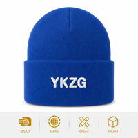 Minimalistische zwarte gebreide beanie met aangepaste logo patch, luxe warme wintermuts, gebreide schedelmuts, geribbelde muts, groothandel leverancier
