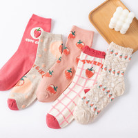 Chaussettes en coton rose à motif de fraises, chaussettes pour femmes, motif de fruits mignon, bien tricotées, chaussettes à revers