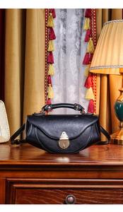 Bolso de Hombro sin Tirantes para Mujer al por Mayor, Cierre de Cremallera, Diseño de Barco a Rayas, Portátil, Moderno, Hecho a Mano en PU de Fábrica - Product Image 6