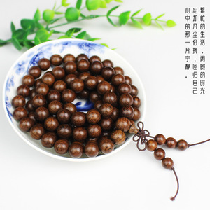 Pulsera de Rosario de Madera de Sándalo Dorado con 108 Cuentas, Unisex, Hecha a Mano - Product Image 4