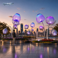 Sculpture florale en acier inoxydable poli miroir, groupe de fleurs à étamines violettes, installation artistique florale pour aménagement paysager de place publique, fabrication sur mesure