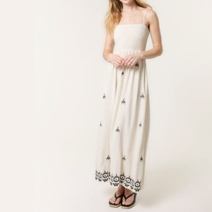 เดรสยาวผ้าลินินปักลายสไตล์โบฮีเมียนแบบใหม่ ดีไซน์ช่วงตัวเสื้อแบบสม็อค สายเดี่ยว สำหรับฤดูร้อน เหมาะสำหรับผู้หญิง - Product Image 2