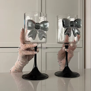 แก้วทรงสูงดีไซน์โบว์เก๋ไก๋ <span class=keywords><strong>ราคา</strong></span>พิเศษสำหรับสินค้ามาใหม่ แก้วไวน์ค็อกเทลขาสีดำทันสมัย ประดับโบว์วิบวับ เหมาะสำหรับเป็นของขวัญและใช้ในชีวิตประจำวัน - Product Image 1