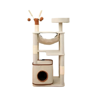 Tour d'escalade pour chat d'intérieur moderne en bois et sisal, multi-niveaux, avec poteaux à gratter, panier en peluche, hamac, jouet pompon et base anti-basculement