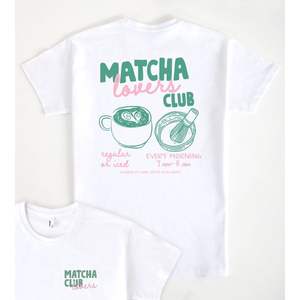 Camiseta del Club de Amantes del Matcha, Blanca, Regular o Helada, Todas las Mañanas a las 7 y a las 11 - Product Image 1