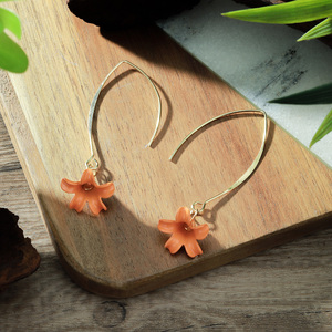 ต่างหูชุบทองเรียบง่ายลายดอกไม้เขตร้อน สีสันสดใส สไตล์ฮาวาย สำหรับผู้หญิง ดีไซน์เก๋ไก๋แบบตะขอเกี่ยว - Product Image 6