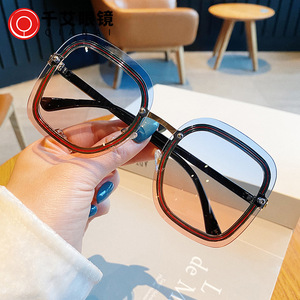 Lunettes de soleil Qianai pour femme, grande monture, protection UV400, verres AC irréguliers quadrilatères, monture dorée, style urbain - Product Image 1