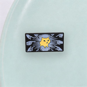 Pin de esmalte de gato amarillo de diseño único, broche de gatito de dibujos animados con múltiples manos apuntando, rectangular, para decoración de mochila - Product Image 3