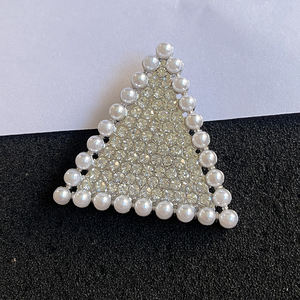 Broche en diamants rouges et perles blanches de haute qualité, broche en diamant personnalisée pour sari, sororité grecque Delta Society - Product Image 1