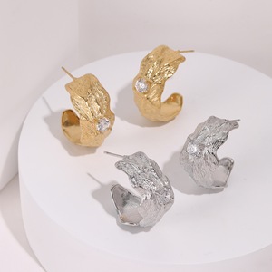 Pendientes de aro de hoja texturizada Chapado en oro y plata con Zirconia cúbica Joyería llamativa para mujer Elegante estilo vanguardista - Product Image 2