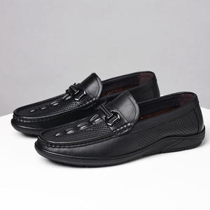 รองเท้าหนังนิ่มสำหรับผู้ชายรองเท้าลำลองหนังแท้ระบายอากาศได้ดีมีรูพรุนทำด้วยมือ - Product Image 5