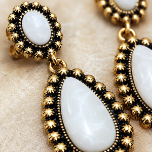 Orecchini Pendenti Vintage a Goccia in Pietra Bianca Avorio, Tono Oro Antico, per Donne - Product Image 4