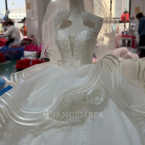 Robe de mariée Xs223 Glamour en dentelle perlée ivoire avec appliques, grande taille, ornée de cristaux, coupe cœur, à volants, style robe de bal, pour la mère de la mariée - Product Image 4