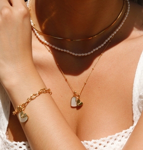Collar con colgante de corazón grabado personalizado de acero inoxidable con <span class=keywords><strong>cadena</strong></span> de eslabones madre perla de concha <span class=keywords><strong>inicial</strong></span> de oro PVD resistente al agua - Product Image 6