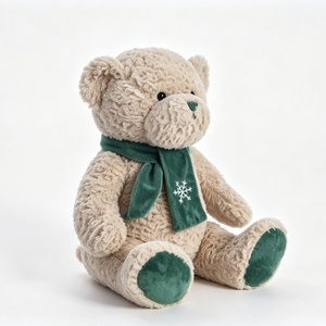 Sac à dos en peluche beige personnalisé à poils bouclés, écharpe brodée flocon de neige vert assortie, patins de patte verts, rembourrage en coton PP - Product Image 1